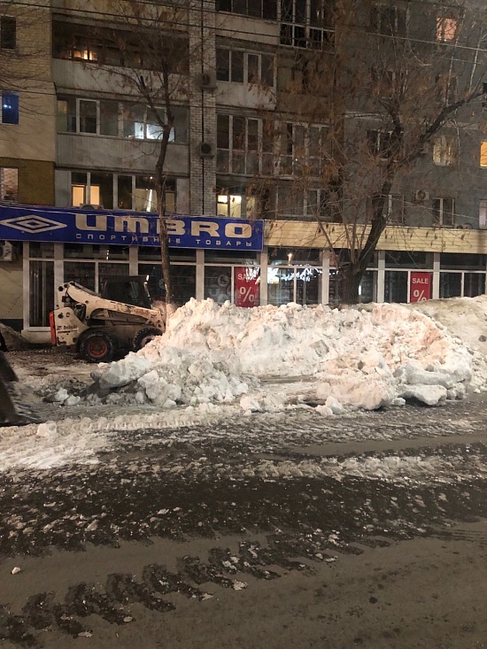 Из центра города вывозят снег и наледь