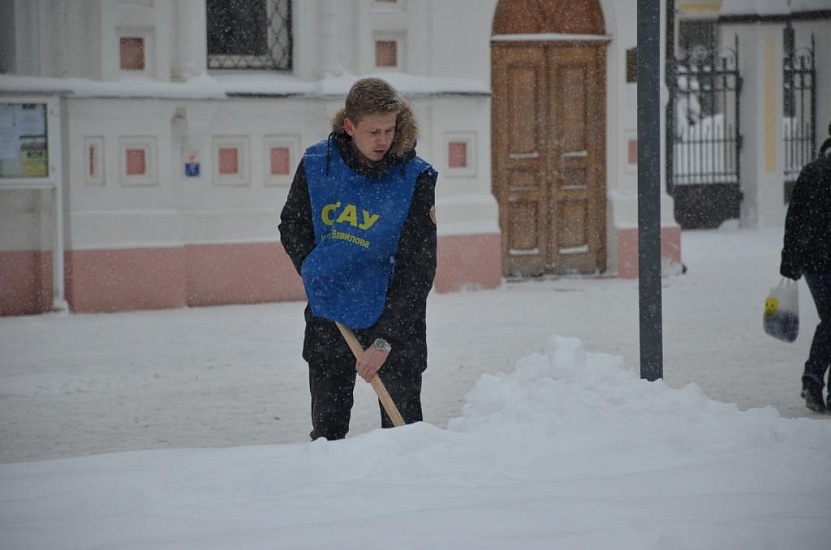 Добровольцы приняли участие в уборке города