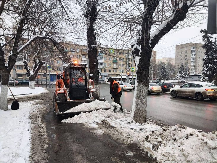 Город продолжают очищать от снега и наледи, а также обрабатывать дороги противогололедными материалами