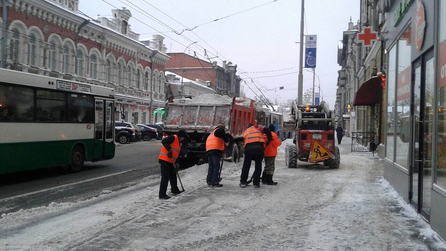 В Кировском районе продолжается уборка 
снега