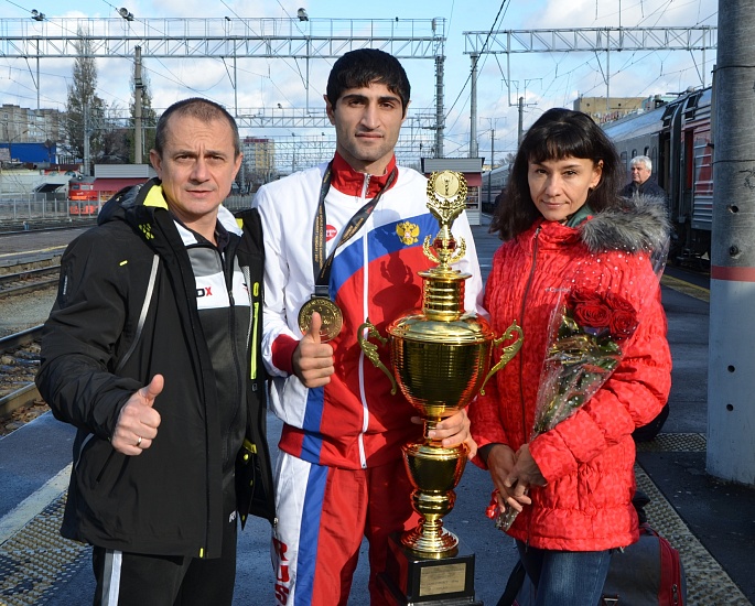 Саратов встретил чемпиона мира по кикбоксингу
