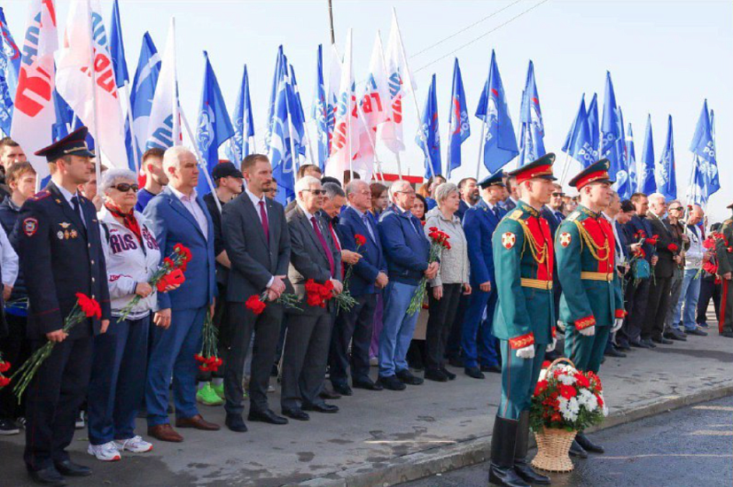 У памятника Юрию Гагарину состоялся традиционный 
торжественный митинг, посвященный Дню космонавтики