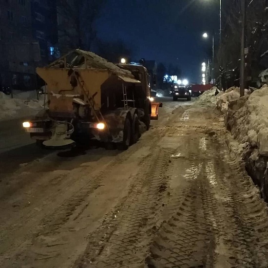 На территории Кировского района в плановом 
режиме ведутся снегоуборочные работы