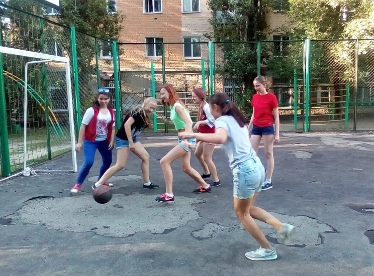В Кировском районе проходят соревнования 
по футболу