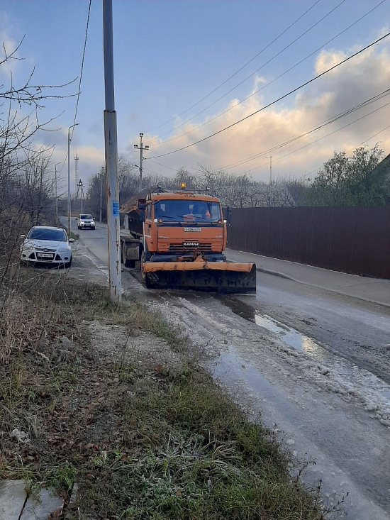 В Заводском районе продолжаются мероприятия 
по обеспечению безопасного движения пешеходов и транспортных средств в местах образования наледи