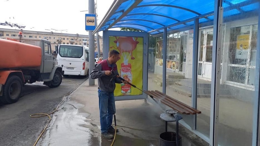 В Кировском районе ежедневно ведутся мероприятия 
по содержанию остановочных павильонов