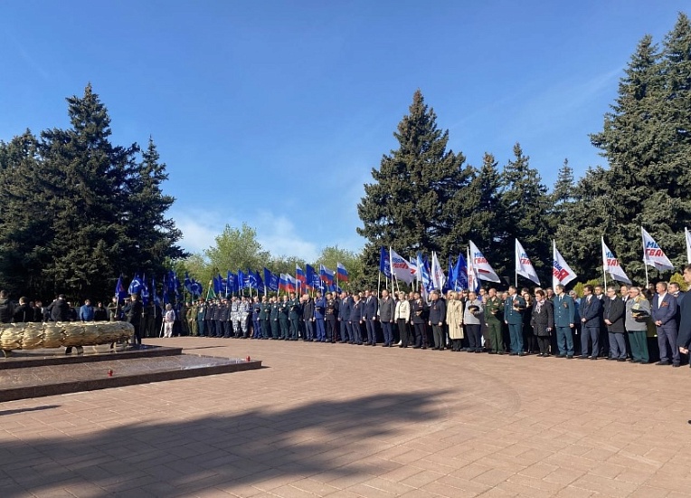 На Воскресенском кладбище состоялась традиционная 
церемония возложения цветов к монументу «Воин-освободитель»