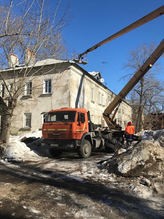 В Ленинском районе продолжаются работы 
по очистке крыш многоквартирных домов