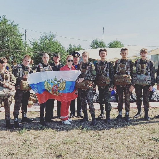 Директор школы в Заводском районе в День 
флага совершила экстремальный прыжок