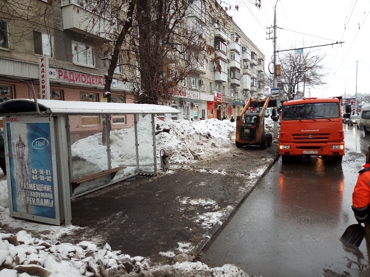 В Кировском районе продолжаются снегоуборочные 
работы
