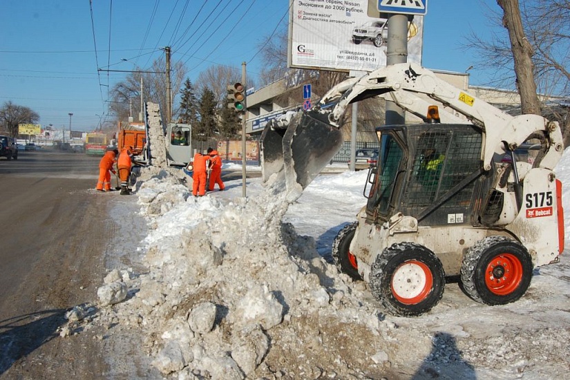 В уборке городских дорог задействовано 
около 180 единиц техники