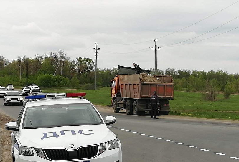 На территории областного центра проведено 
мероприятие по выявлению перевозки мусора, сыпучего груза без покрытия брезентом