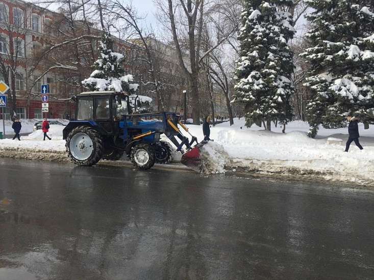 Продолжается уборка города от снега и наледи