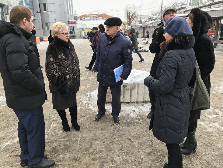 Общественники проверили организацию работ 
по уборке снега предприятиями торговли