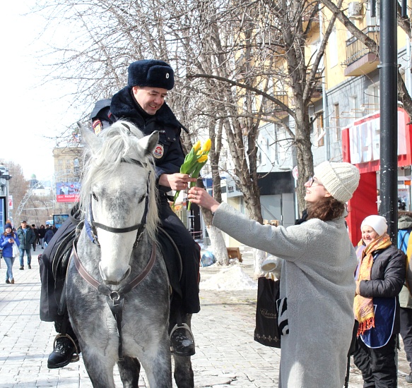 Полицейские кавалеристы поздравили жительниц 
Саратова
