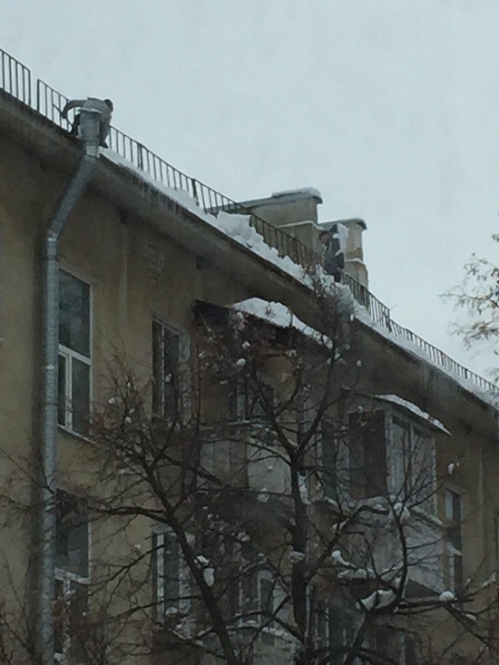 В Ленинском районе не прекращаются работы 
по благоустройству придомовых территорий