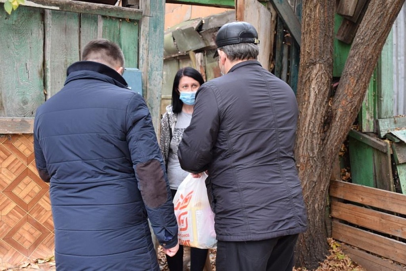 Общественники доставили жителям Саратова 
продукты первой необходимости