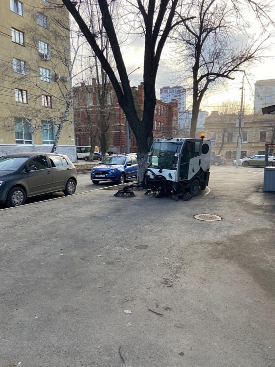 Коммунальными службами в круглосуточном 
режиме проводятся мероприятия по уборке города