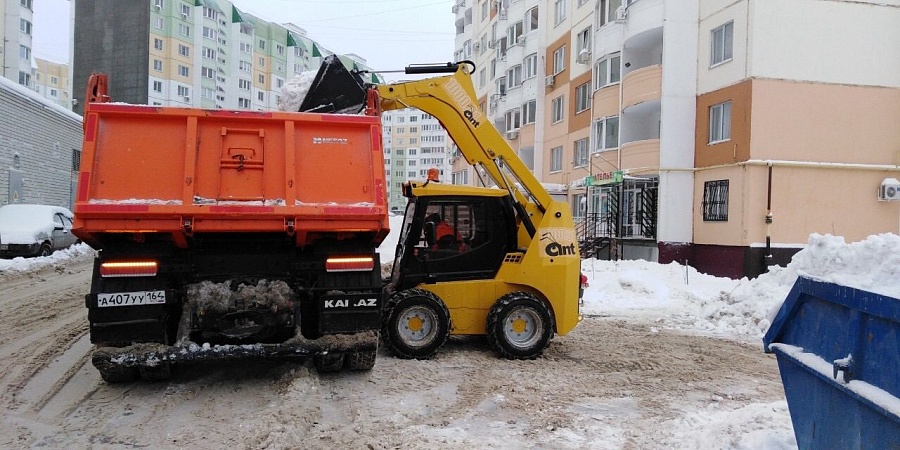 В Кировском районе в круглосуточном режиме 
организованы работы по уборке и вывозу снега