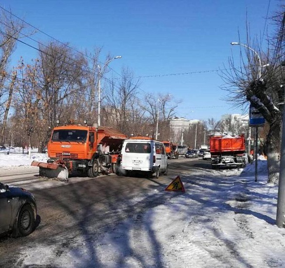 Работы по уборке продолжаются во всех районах 
города