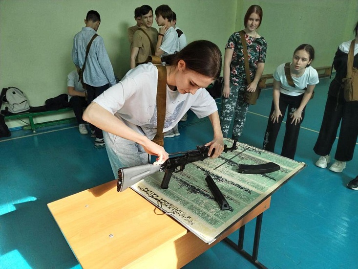 В общеобразовательных учреждениях Октябрьского 
района продолжаются мероприятия патриотической направленности