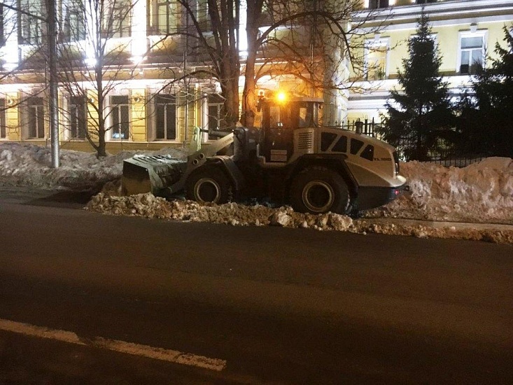 Специализированная техника продолжает 
расчищать территорию Октябрьского района от снега