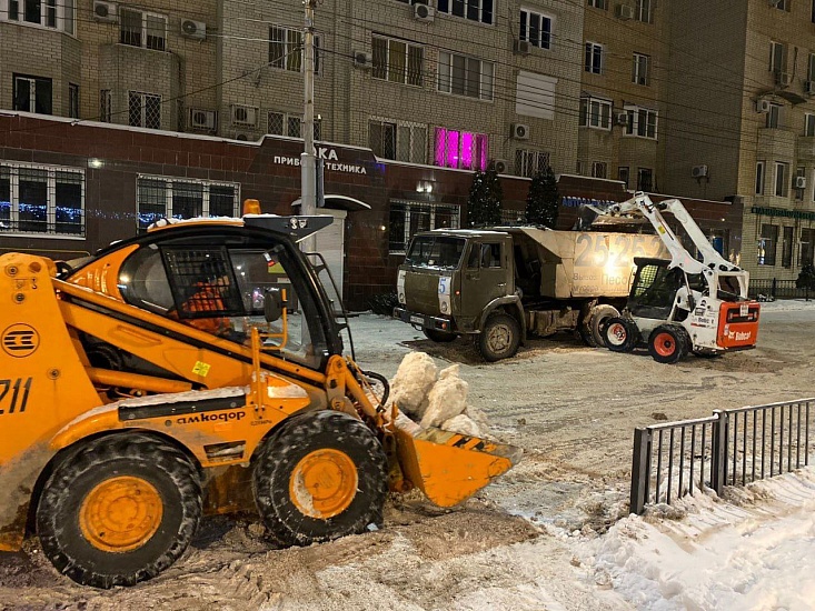 Всю ночь коммунальные службы очищали город 
от снега и наледи