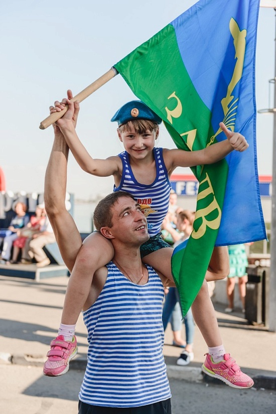 В Саратове прошел митинг и концертная программа, 
посвященные празднованию 88-ой годовщины воздушно-десантных войск России