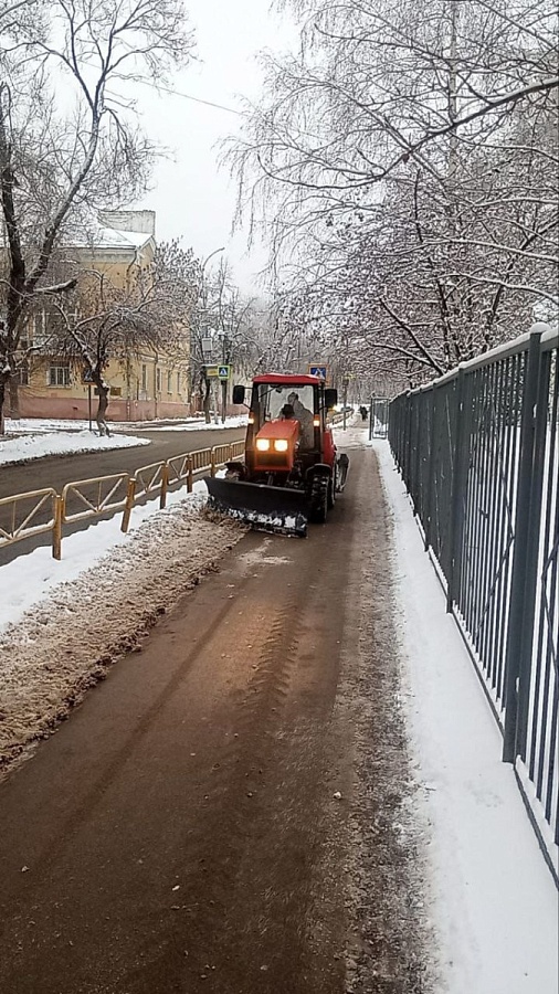 Продолжается уборка города от снега и наледи