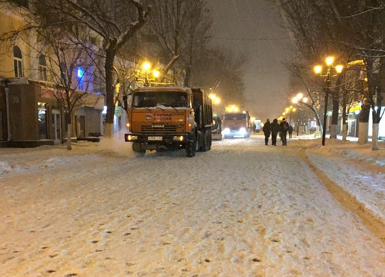 Более ста спецмашин будут убирать городские 
улицы