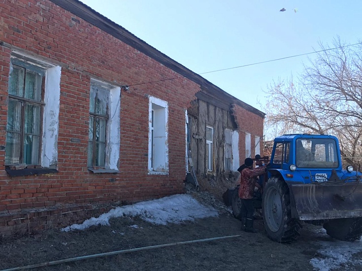 Михаил Исаев взял на личный контроль ситуацию 
с обрушением стены ФАПа в Синеньких