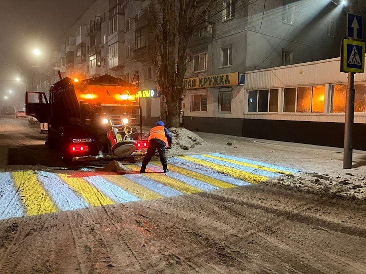 В Саратове продолжается расчистка дорог 
и тротуаров от снега и наледи