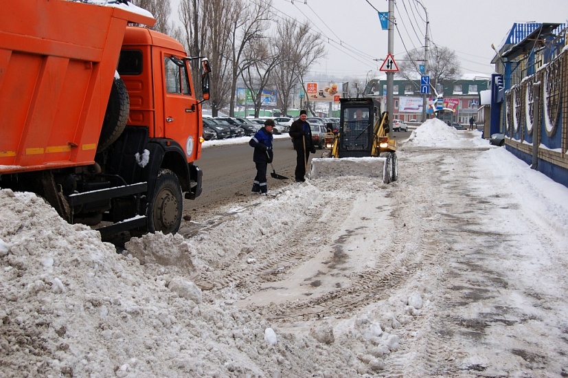 В Заводском районе активно ведутся работы 
по уборке снега и наледи