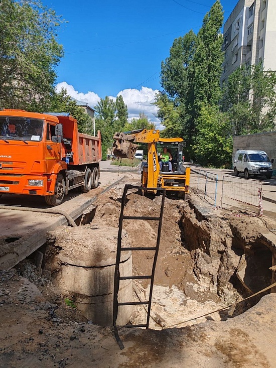 Специалисты МУПП «Саратовводоканал» выполняют 
аварийно-восстановительные работы на водопроводе по ул. Саперная