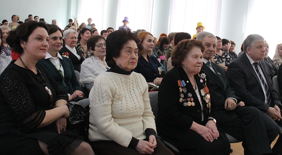 Во Фрунзенском районе состоялось торжественное 
мероприятие, посвященное Международному женскому дню