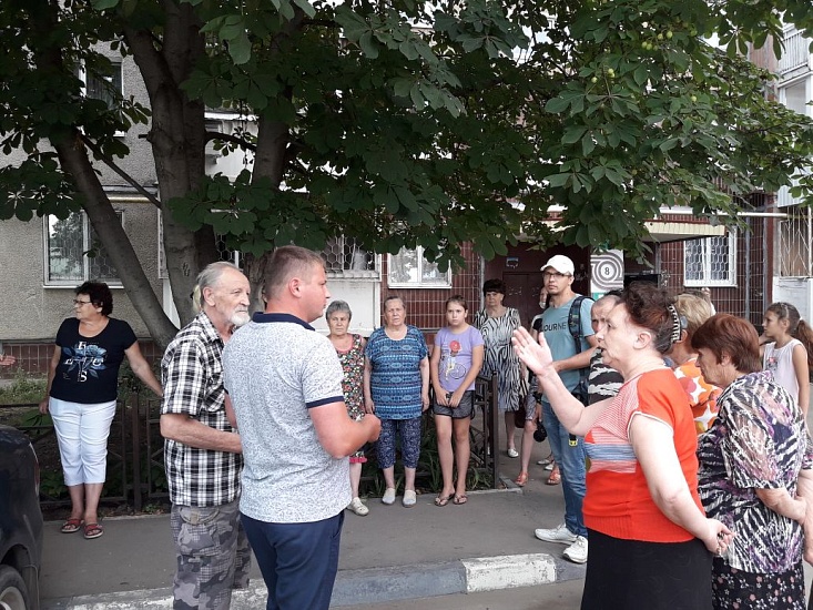 Представитель администрации Октябрьского 
района встретился с жителями улицы Серова