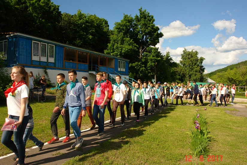 В загородном лагере «Лесная республика» 
торжественно открылась первая смена