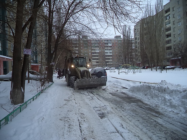 В Ленинском районе продолжается уборка 
территории от снега