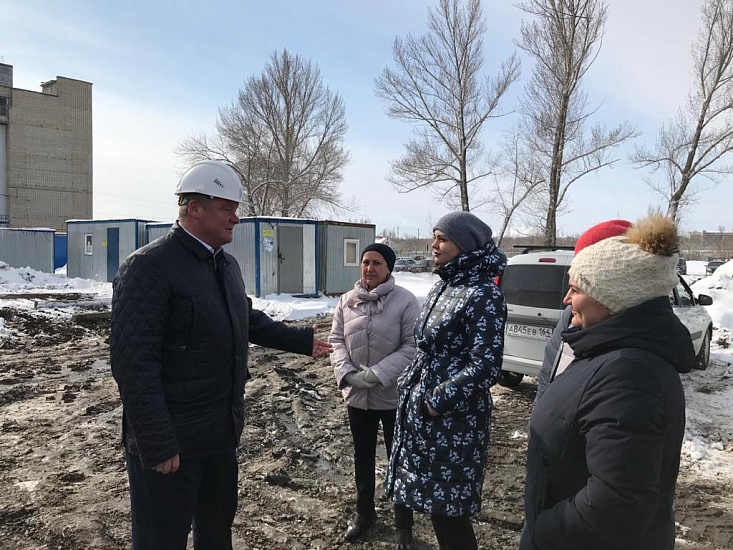 Глава города Михаил Исаев побывал на местах 
строительства школы и жилого дома в Заводском районе