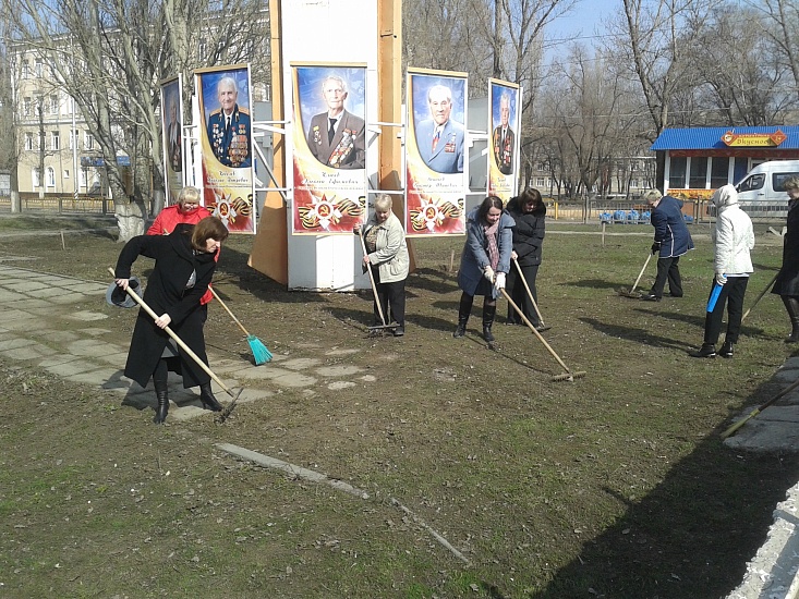 В Кировском районе благоустраивали скверы 
и дворы