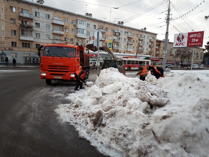 В Кировском районе ведутся работы по очистке 
кровель многоквартирных домов, дорог и тротуаров