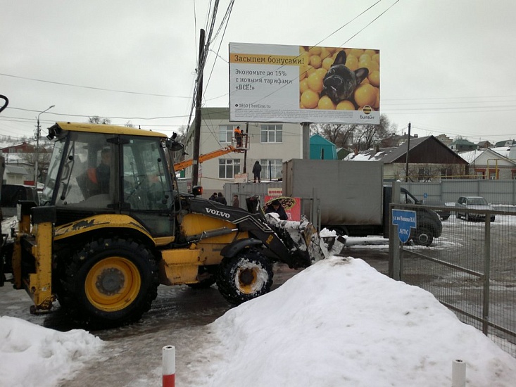 В Кировском районе на уборке снега задействовано 
37 единиц техники