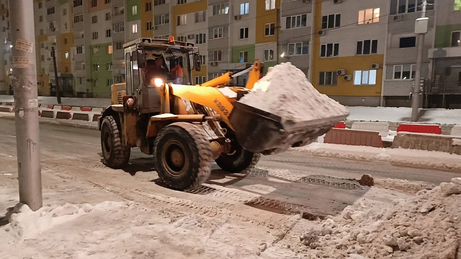 В течение ночи продолжались работы по очистке 
улиц от снега и наледи