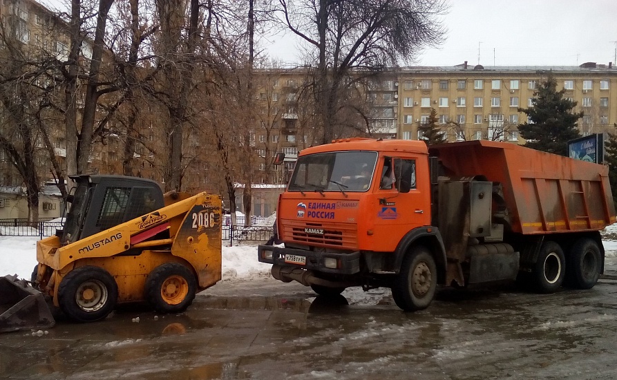 Из центра Саратова вывезли более 150 кубометров 
снега