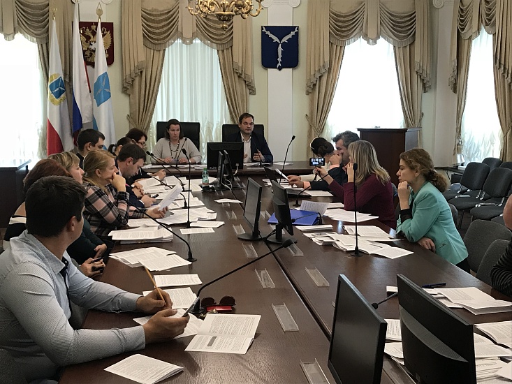 Саратовец предложил использовать в качестве 
рисунка на крышке смотрового колодца изображения герба Саратова и символов города