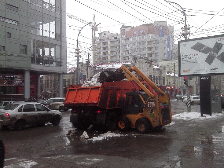 В Октябрьском районе продолжаются работы 
по благоустройству территории и очистке от снега и наледи