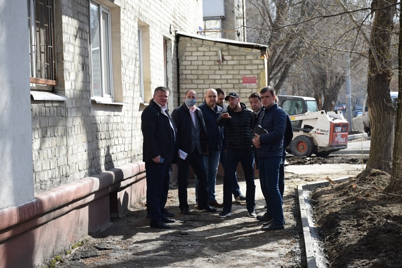 Михаил Исаев раскритиковал главу администрации 
Заводского района за организацию процесса по ремонту тротуаров
