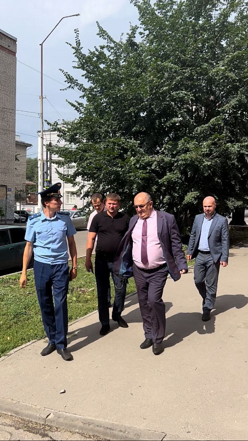 В Октябрьском районе состоялся обход улиц 
на предмет благоустройства