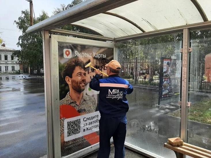 Продолжаются мероприятия по очистке от 
граффити остановочных павильонов и дорожных знаков