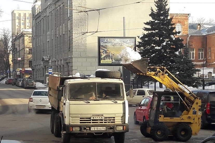 В Волжском районе продолжаются работы 
по очистке территории от снега и наледи